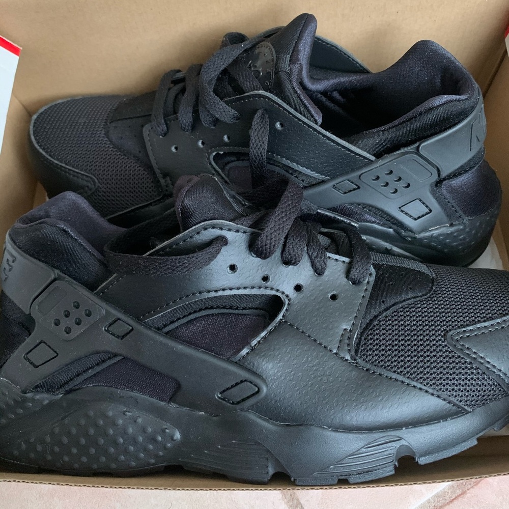SOLD! New Nike Huarache Run (GS)(women 7Y) in black.